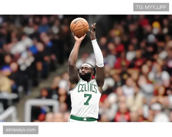 杰伦·布朗无球跑动效率提升，拉开进攻空间主导绿军战术