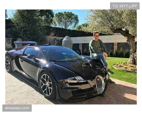 刷到内马尔拎菜的视频，身后两辆劳斯莱斯路过那反差我笑出声